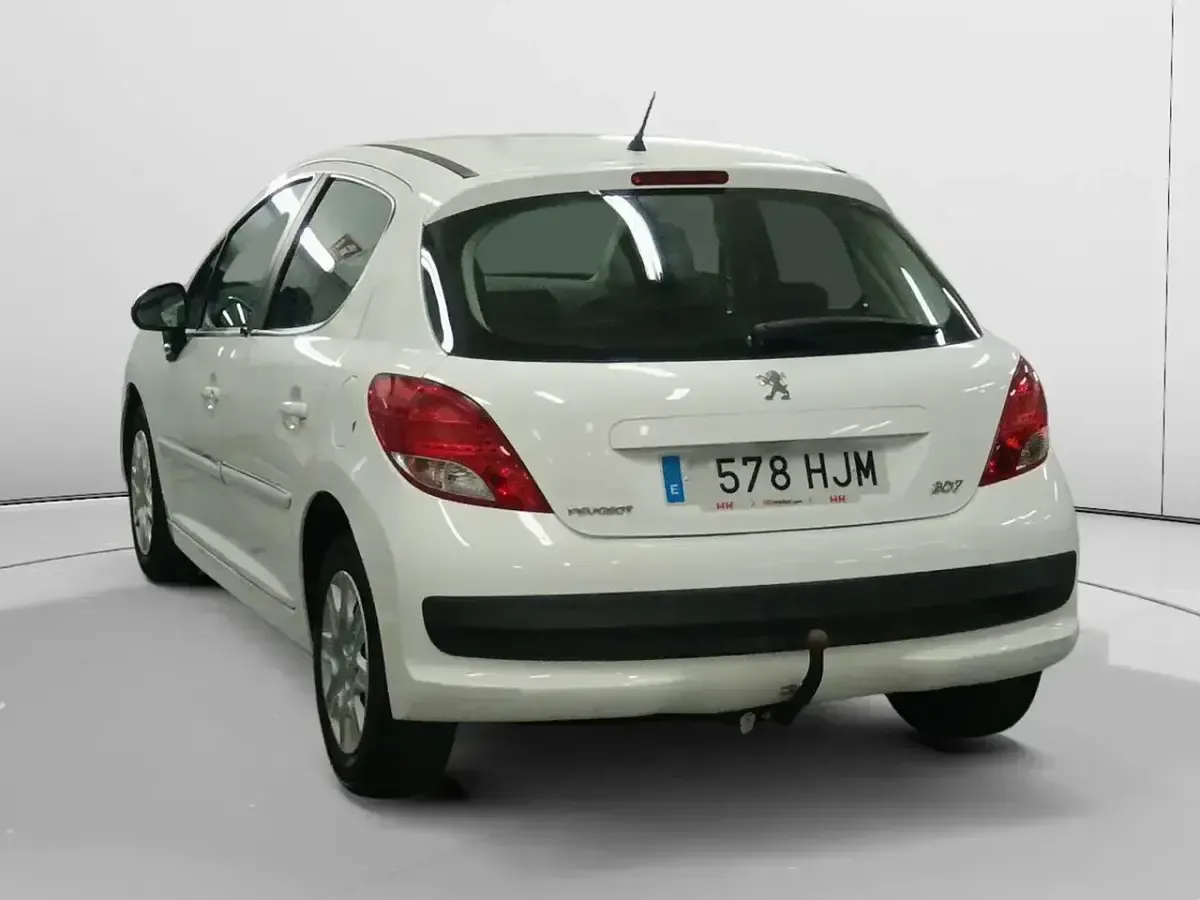 Usado Peugeot 207 Active 70 CV (51 kW) 2012 Blanco Berlina