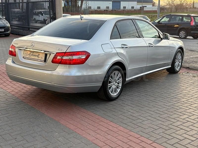 Usado Mercedes E220 Elegance 170 CV (125 kW) 2009 Gris Berlina