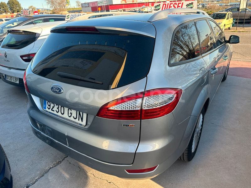 Usado Ford Mondeo Ghia 140 CV (102 kW) 2008 Gris / plata Familiar