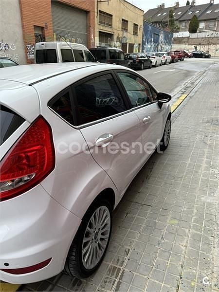 Blanco Usado 2011 Ford Fiesta Titanium Berlina | 6300 € (Precio justo) - Imagen 1/4
