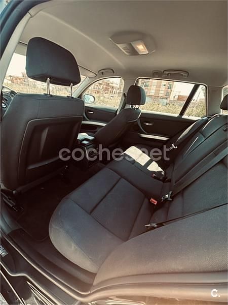 Usado BMW 318 143 CV (105 kW) 2011 Negro Familiar