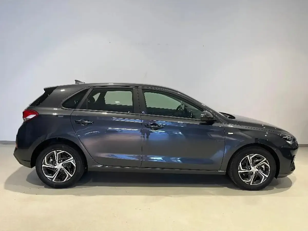 Nuevo Hyundai i30 100 CV (73 kW) 2026 Gris/plata