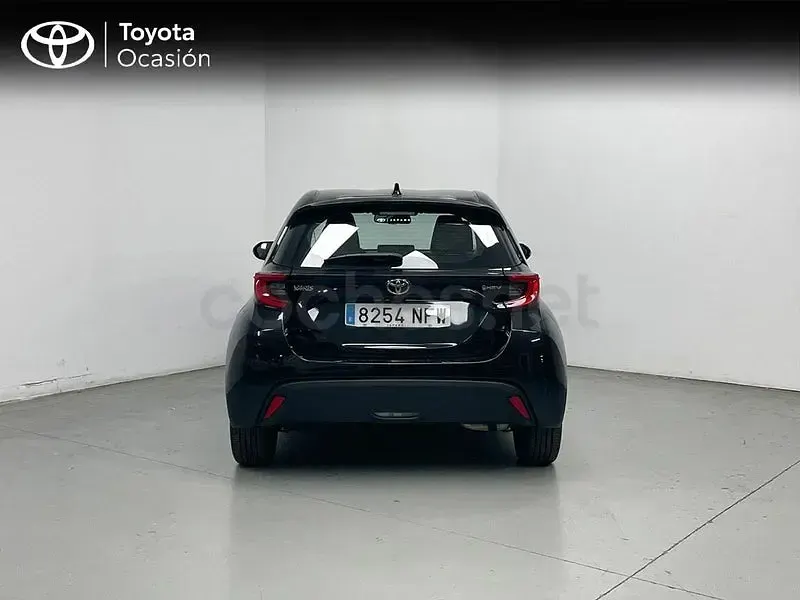 Usado Toyota Yaris Hybrid Active 116 CV (85 kW) 2025 Negro Berlina