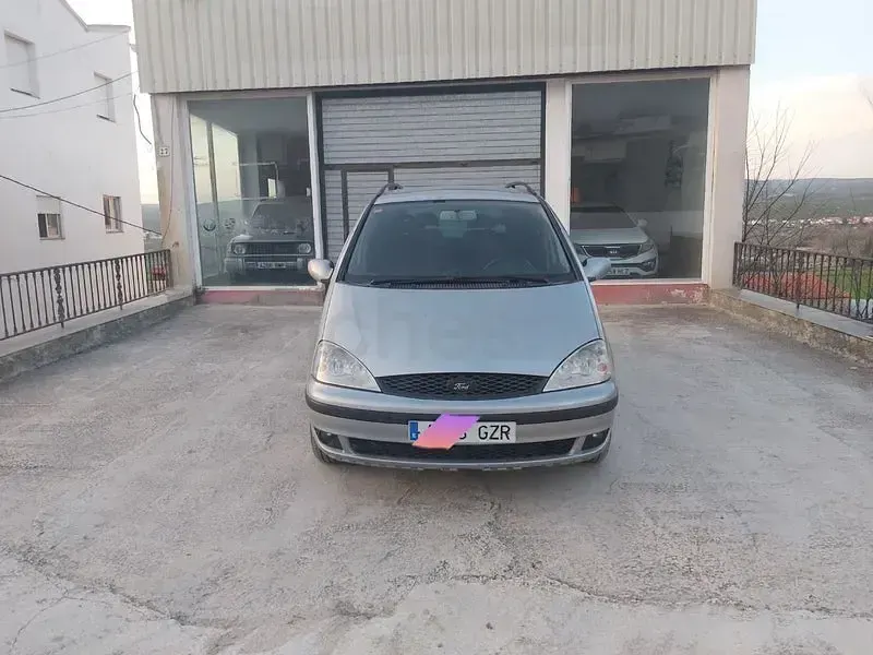 Usado Ford Galaxy Ghia 130 CV (95 kW) 2004 Gris / plata Monovolumen