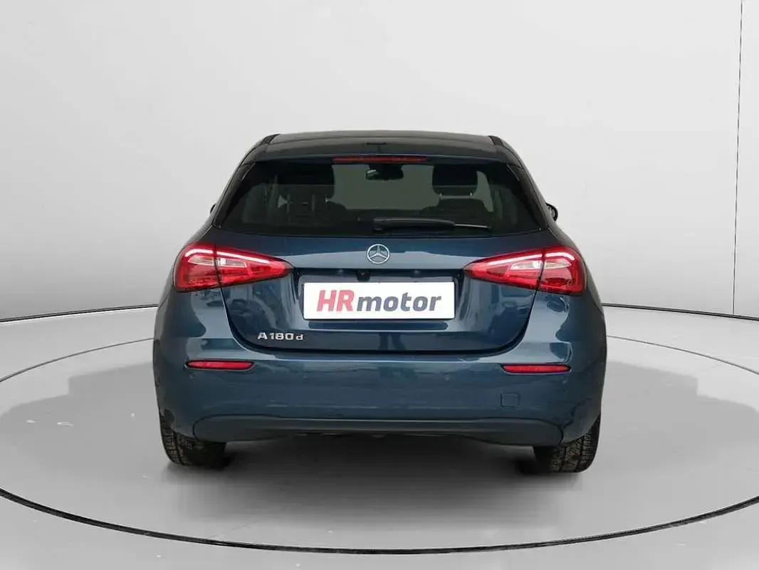 Usado Mercedes A180 116 CV (85 kW) 2022 Azul Utilitario