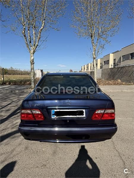Käytetty Mercedes E200 Elegance 136 HP (100 kW) 2000 Sininen Sedan