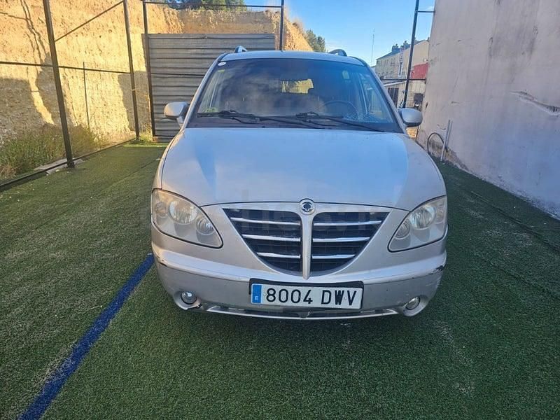 Usado Ssangyong (KGM) Rodius 165 CV (121 kW) 2007 Gris / plata Monovolumen