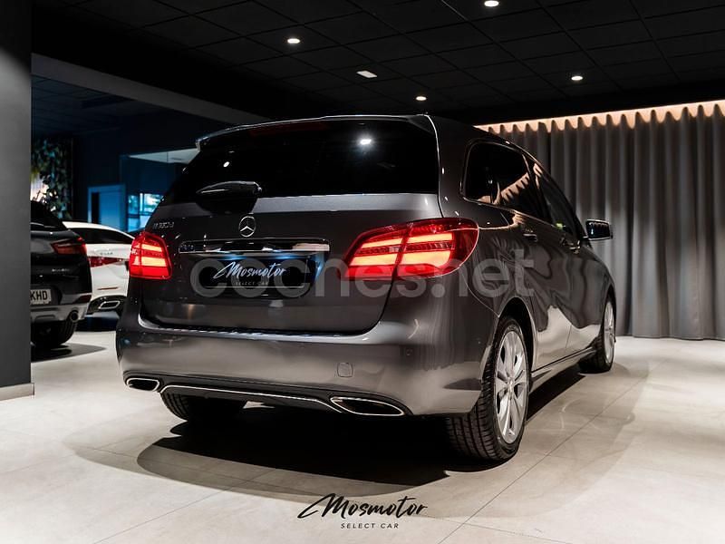 Usado Mercedes B180 109 CV (80 kW) 2016 Gris / plata Monovolumen