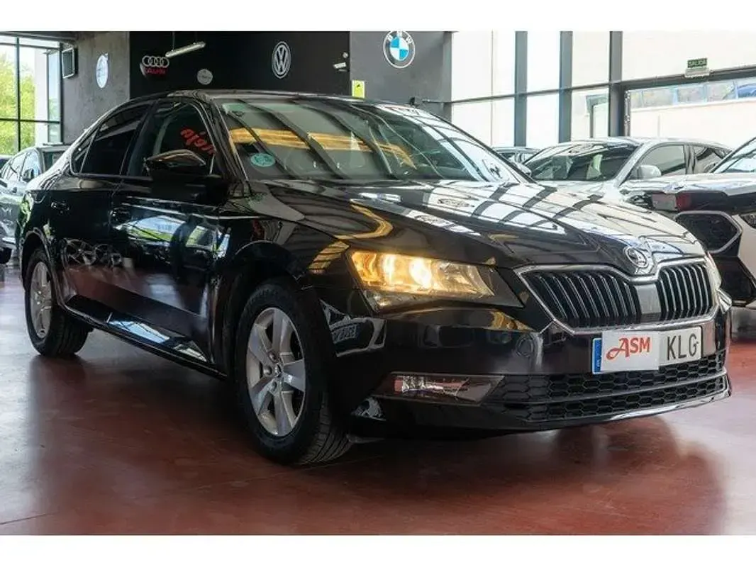 Usado Skoda Superb Active 150 CV (110 kW) 2018 Negro Berlina