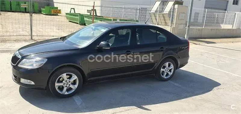Usado Skoda Octavia Family 105 CV (77 kW) 2010 Negro Berlina