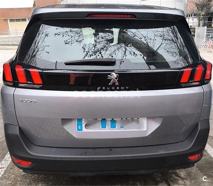 Usado Peugeot 5008 Active 136 CV (100 kW) 2024 Gris / plata SUV