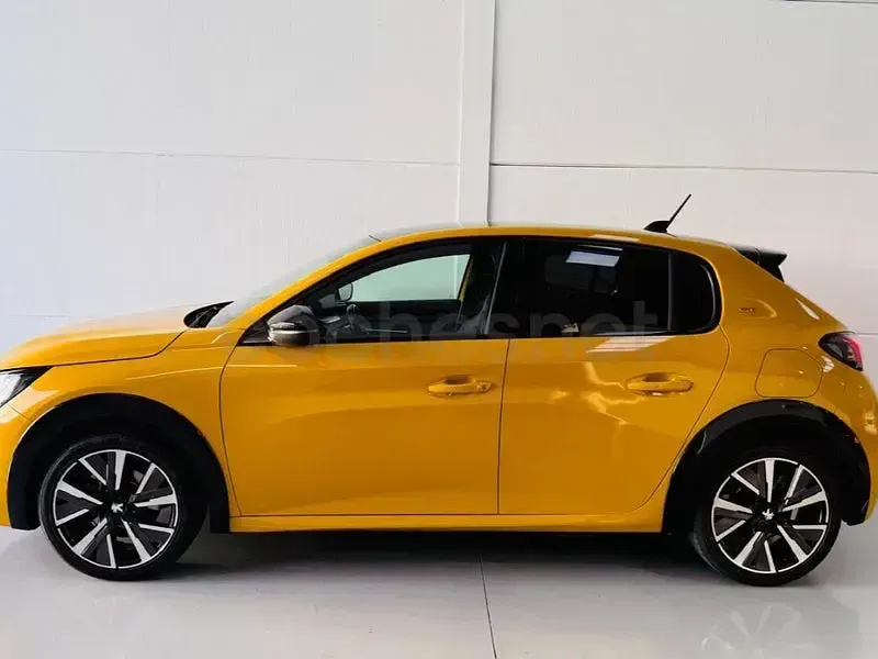 Usado Peugeot 208 GT 100 CV (73 kW) 2021 Amarillo Utilitario
