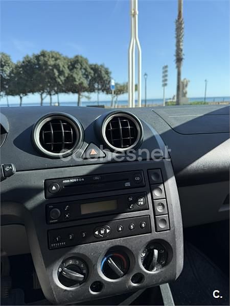 Usado Ford Fiesta Trend 80 CV (58 kW) 2003 Azul Utilitario