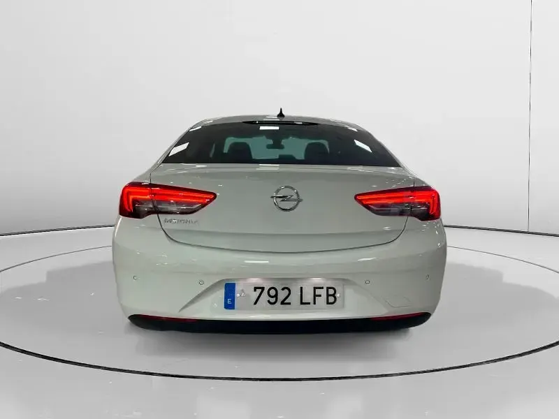 Usado Opel Insignia 140 CV (102 kW) 2020 Blanco Berlina