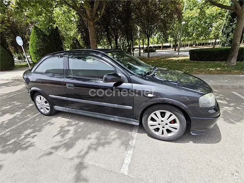 Usado Opel Astra Club 84 CV (61 kW) 2003 Negro Berlina
