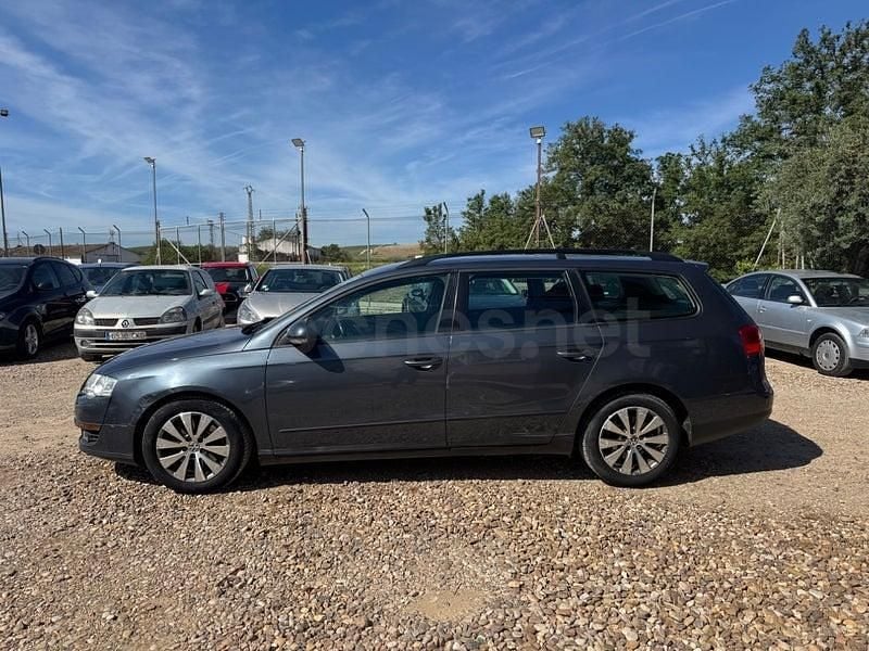 Usado VW Passat Advance 110 CV (80 kW) 2009 Gris / plata Familiar