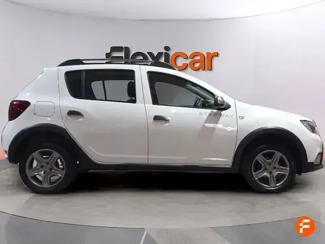 Usado Dacia Sandero Comfort 90 CV (66 kW) 2019 Blanco Berlina