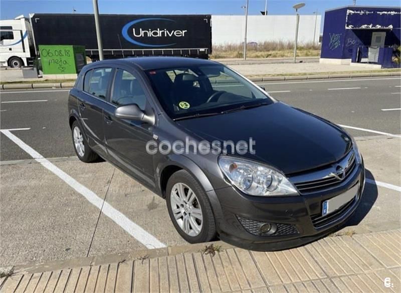 Gris / plata Usado 2010 Opel Astra Cosmo Berlina | 4950 € (Buen precio) - Imagen 1/4