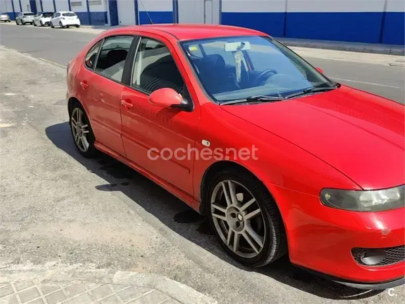 Usado Seat Leon Sport 150 CV (110 kW) 2003 Rojo Utilitario