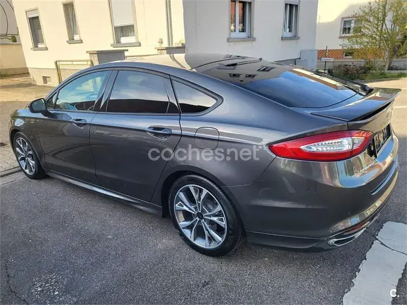 Usado Ford Mondeo ST-Line 180 CV (132 kW) 2017 Gris / plata Berlina