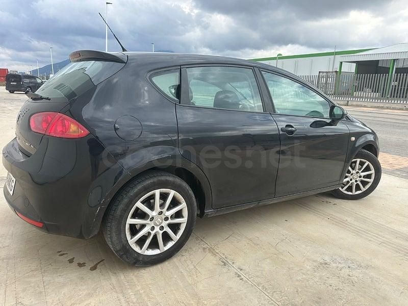 Usado Seat Leon Reference 105 CV (77 kW) 2011 Negro Utilitario