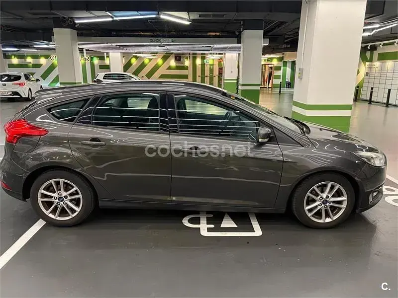 Usado Ford Focus Trend 125 CV (91 kW) 2015 Gris / plata Berlina