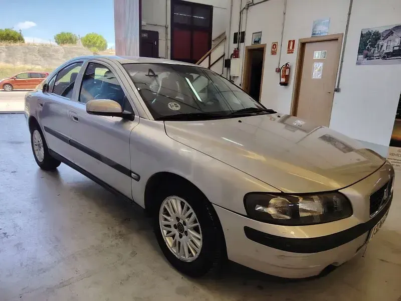 Usado Volvo S60 163 CV (119 kW) 2004 Gris / plata Berlina