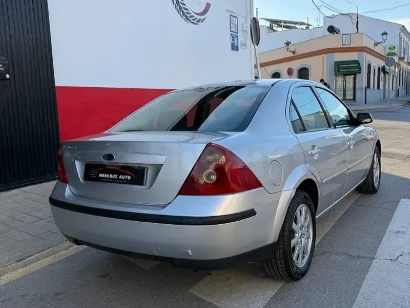 Usado Ford Mondeo Ambiente 110 CV (80 kW) 2002 Gris / plata Berlina