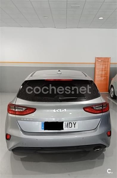Usado Kia Ceed 120 CV (88 kW) 2023 Gris / plata Utilitario