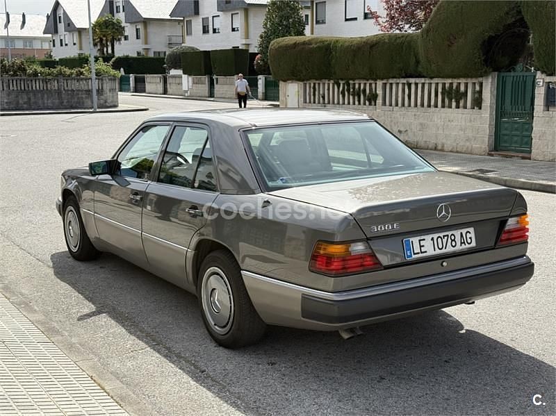 Usado Mercedes E300 231 CV (169 kW) 1991 Gris / plata Berlina