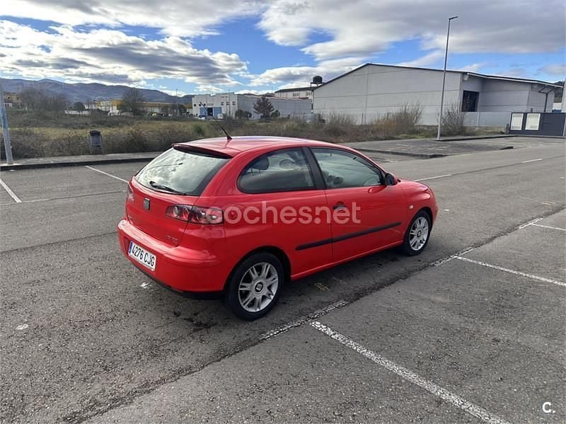 Usado Seat Ibiza 100 CV (73 kW) 2003 Rojo Utilitario