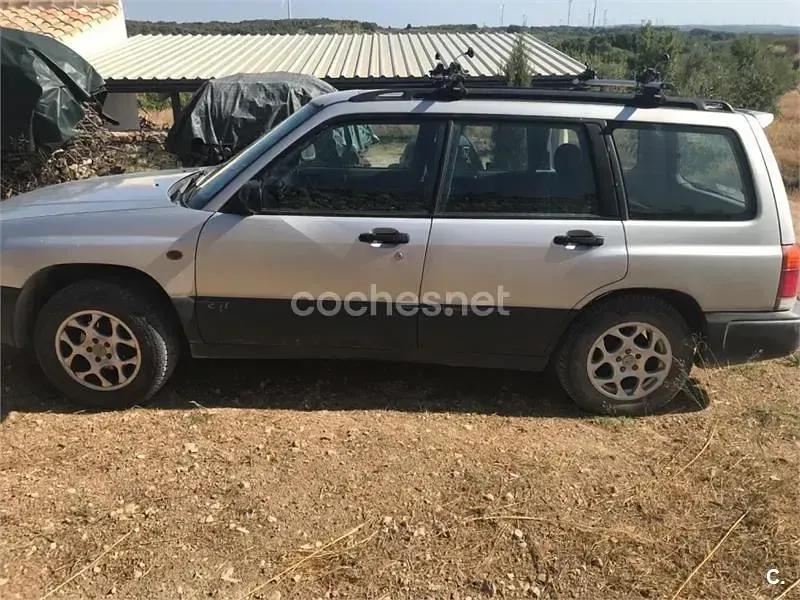 Usado Subaru Forester 125 CV (91 kW) 1999 Gris / plata SUV