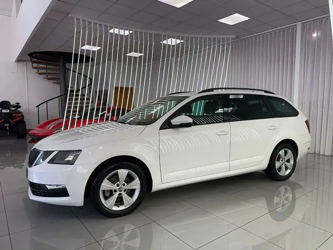 Usado Skoda Octavia Ambition 116 CV (85 kW) 2020 Blanco Familiar