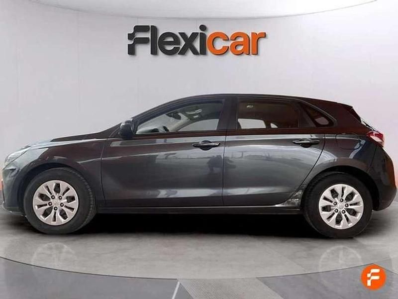 Usado Hyundai i30 111 CV (81 kW) 2022 Gris Berlina