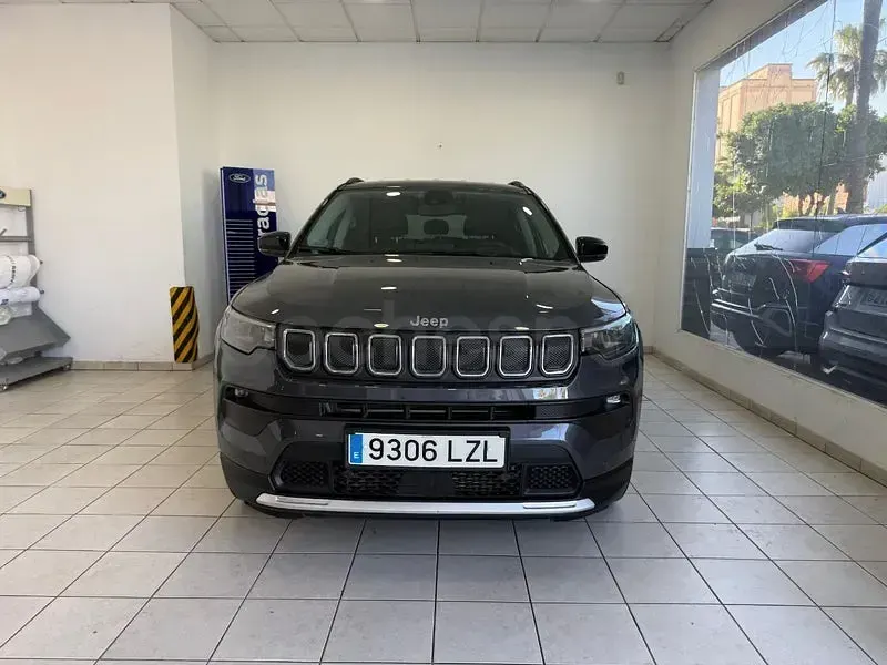 Usado Jeep Compass Limited 130 CV (95 kW) 2022 Gris / plata SUV