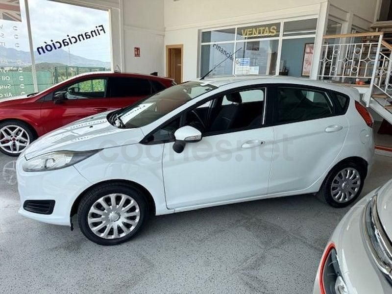 Usado Ford Fiesta Trend 75 CV (55 kW) 2016 Blanco Berlina
