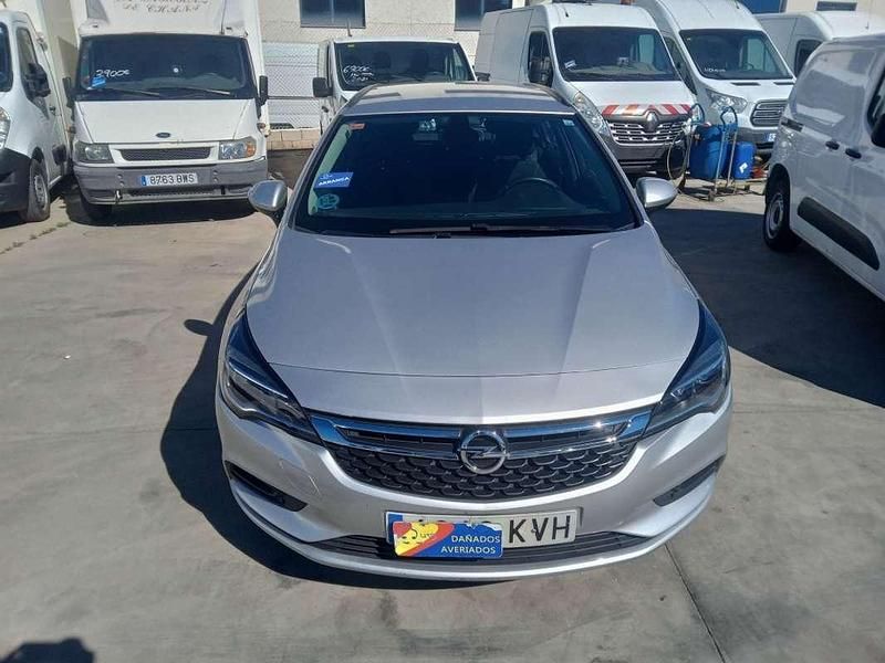 Usado Opel Astra Selective 136 CV (100 kW) 2019 Plateado Familiar