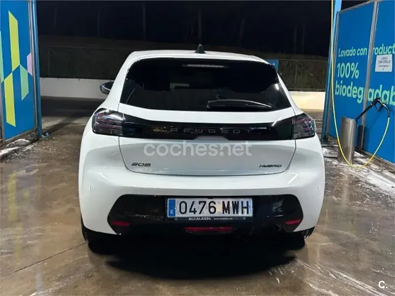 Usado Peugeot 208 Allure 100 CV (73 kW) 2024 Blanco Utilitario