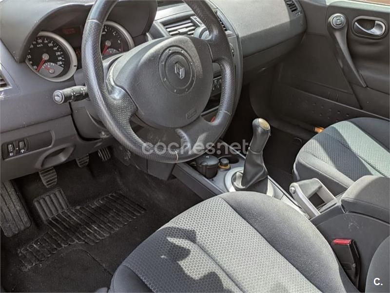 Usado Renault Mégane II Authentique 115 CV (84 kW) 2003 Granate Berlina