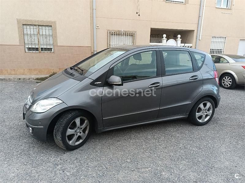Usado Mercedes A180 Avantgarde 109 CV (80 kW) 2011 Gris / plata Monovolumen