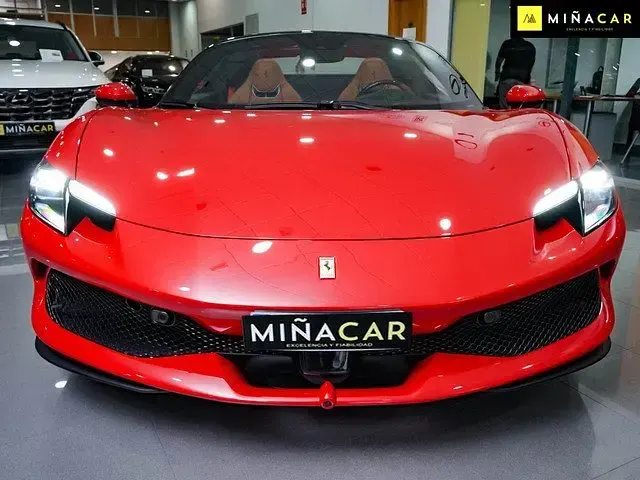 Usado Ferrari 296 830 CV (610 kW) 2025 Rojo Coupe