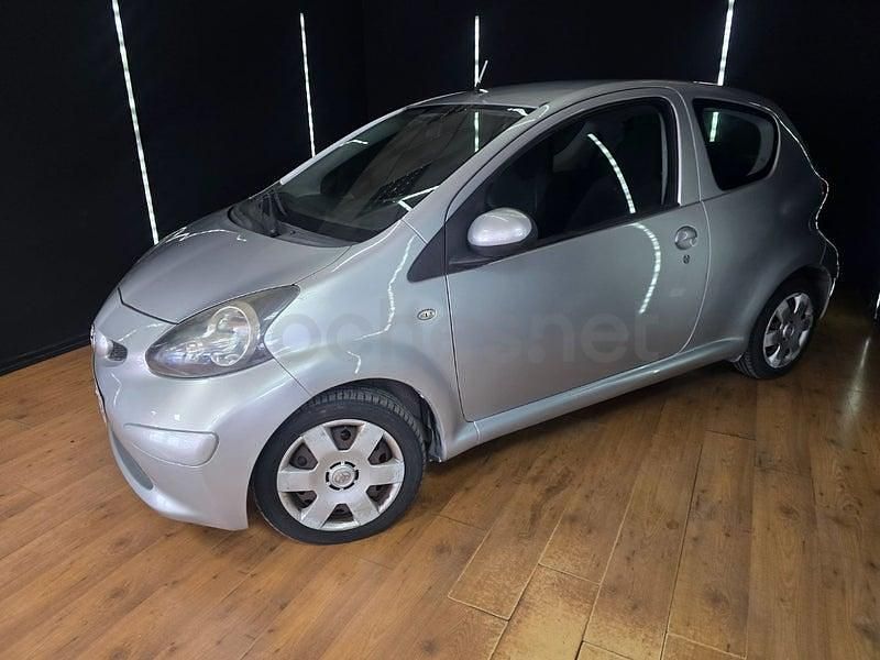 Usado Toyota Aygo 68 CV (50 kW) 2008 Gris / plata Utilitario