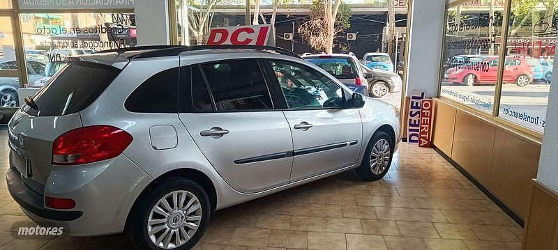 Usado Renault Clio GrandTour 89 CV (65 kW) 2011 Plateado Familiar