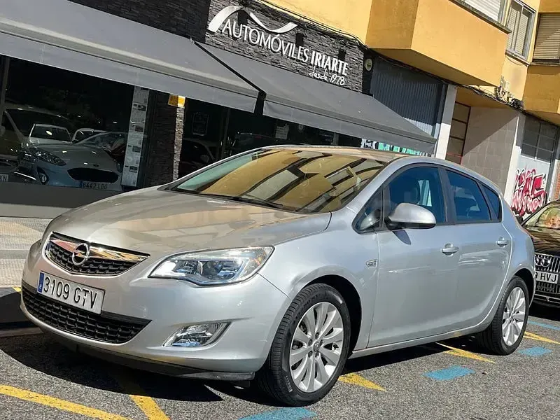 Usado Opel Astra Edition 115 CV (84 kW) 2010 Blanco Berlina