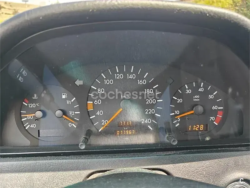 Usado Mercedes C180 122 CV (89 kW) 1993 Rojo Berlina