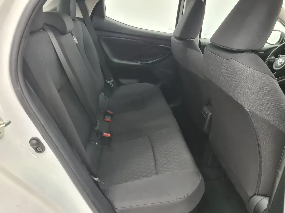 Usado Toyota Yaris Active 116 CV (85 kW) 2021 Blanco Utilitario
