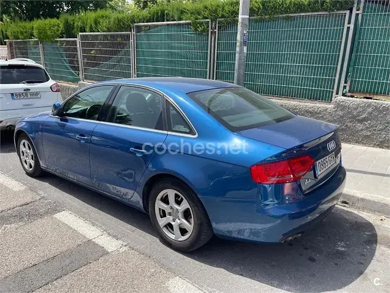 Usado Audi A4 136 CV (100 kW) 2010 Azul Berlina