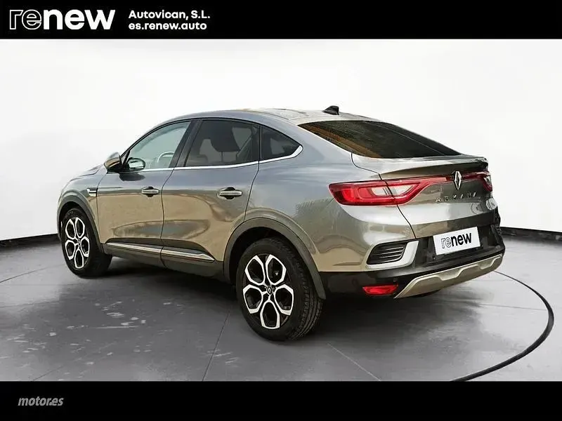 Usado Renault Arkana Techno 140 CV (102 kW) 2023 Gris / plateado SUV