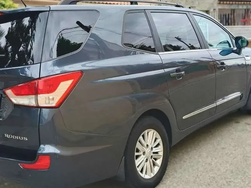 Usado SsangYong Rodius 155 CV (114 kW) 2015 Gris Monovolumen