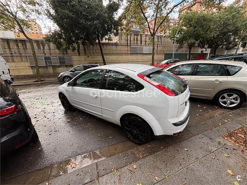 Usado Ford Focus Trend 115 CV (84 kW) 2007 Blanco Berlina